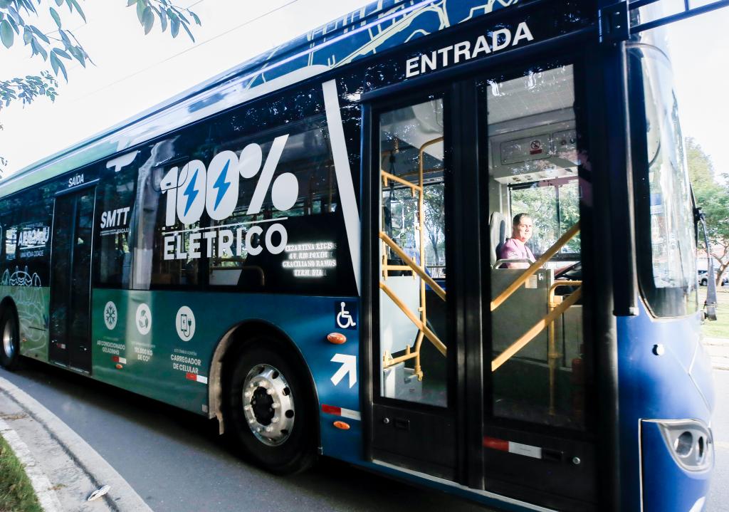 Usuários aprovam ônibus elétrico e celebram nova fase do transporte coletivo de Aracaju - SMTT Aracaju